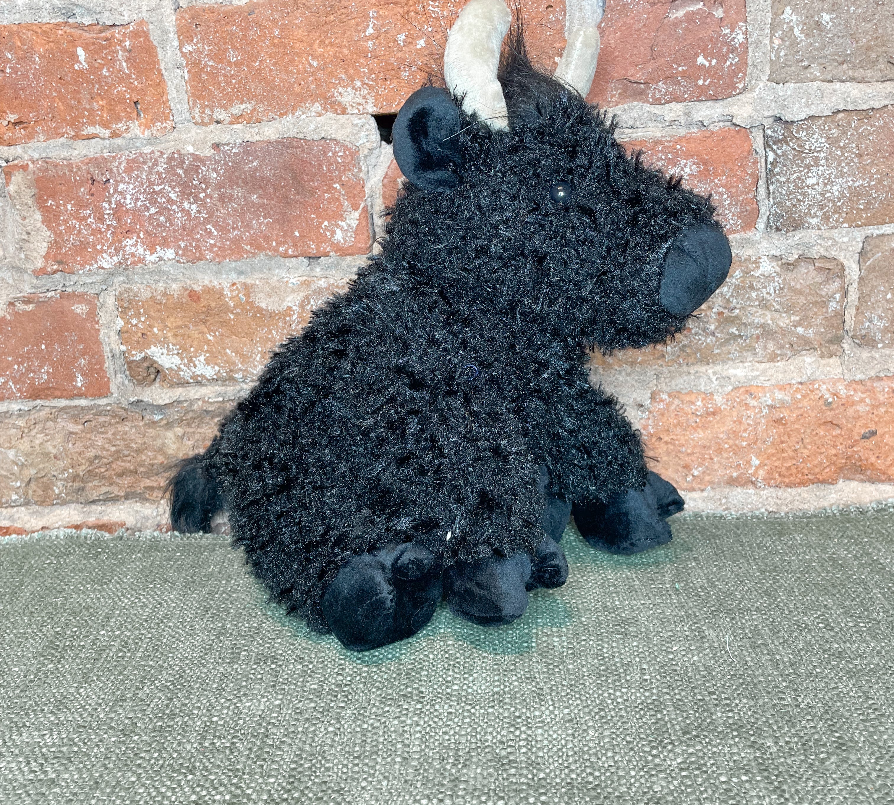 Hennie Highland Cow 9.5"
