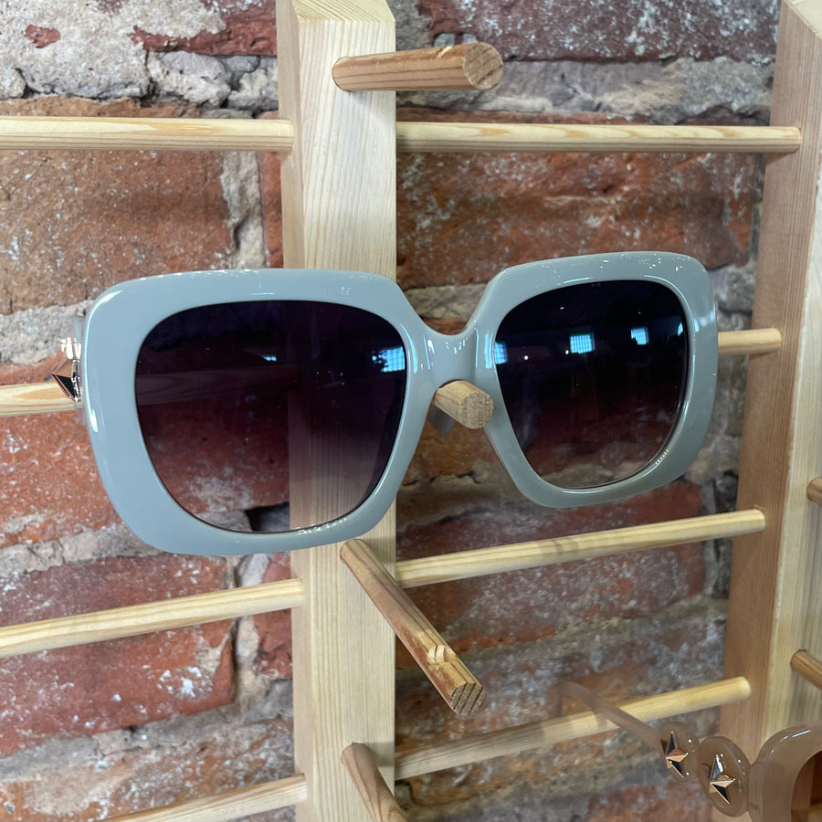 Thick Frame Sunglasses w/Star Detail