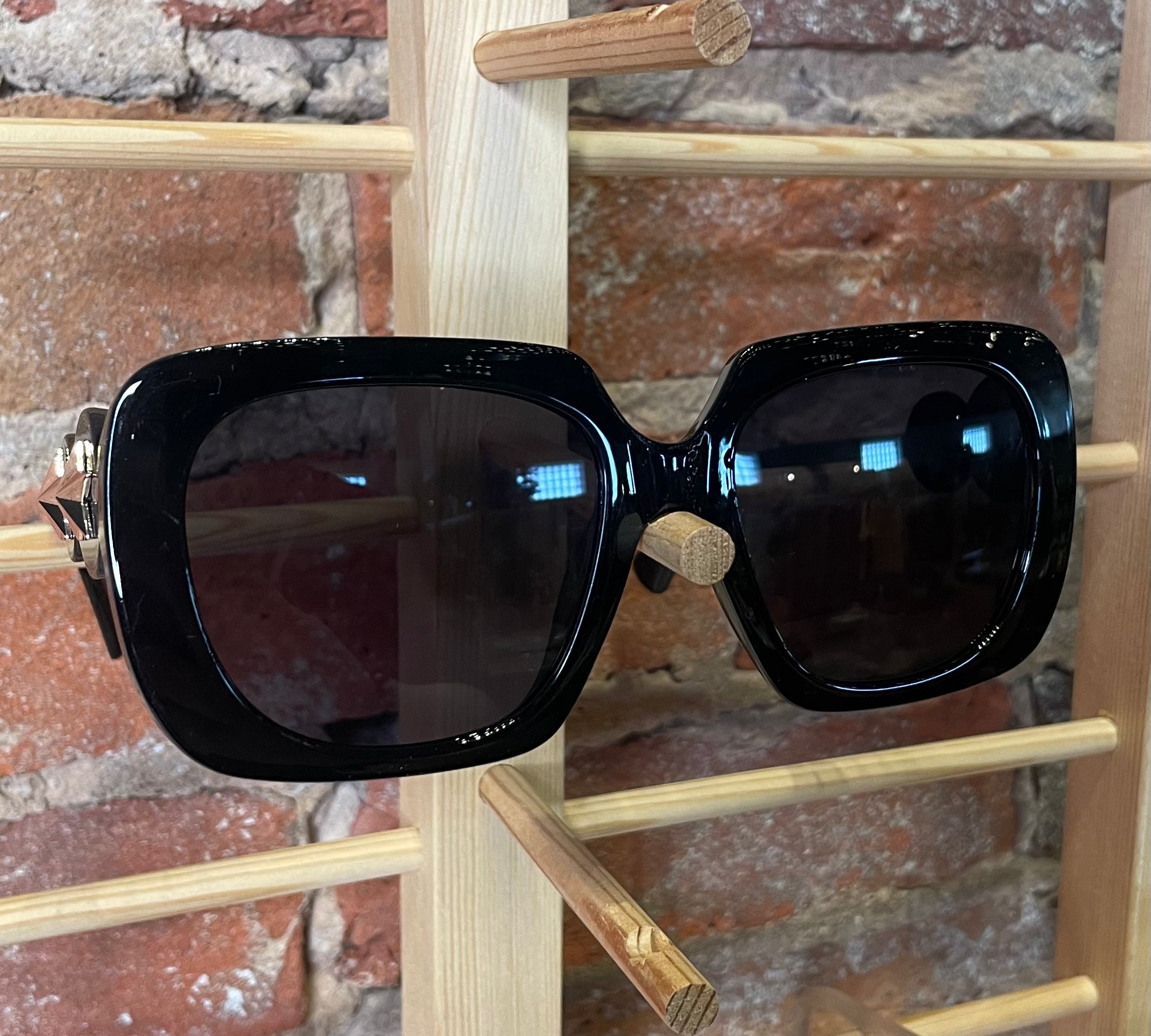 Thick Frame Sunglasses w/Star Detail