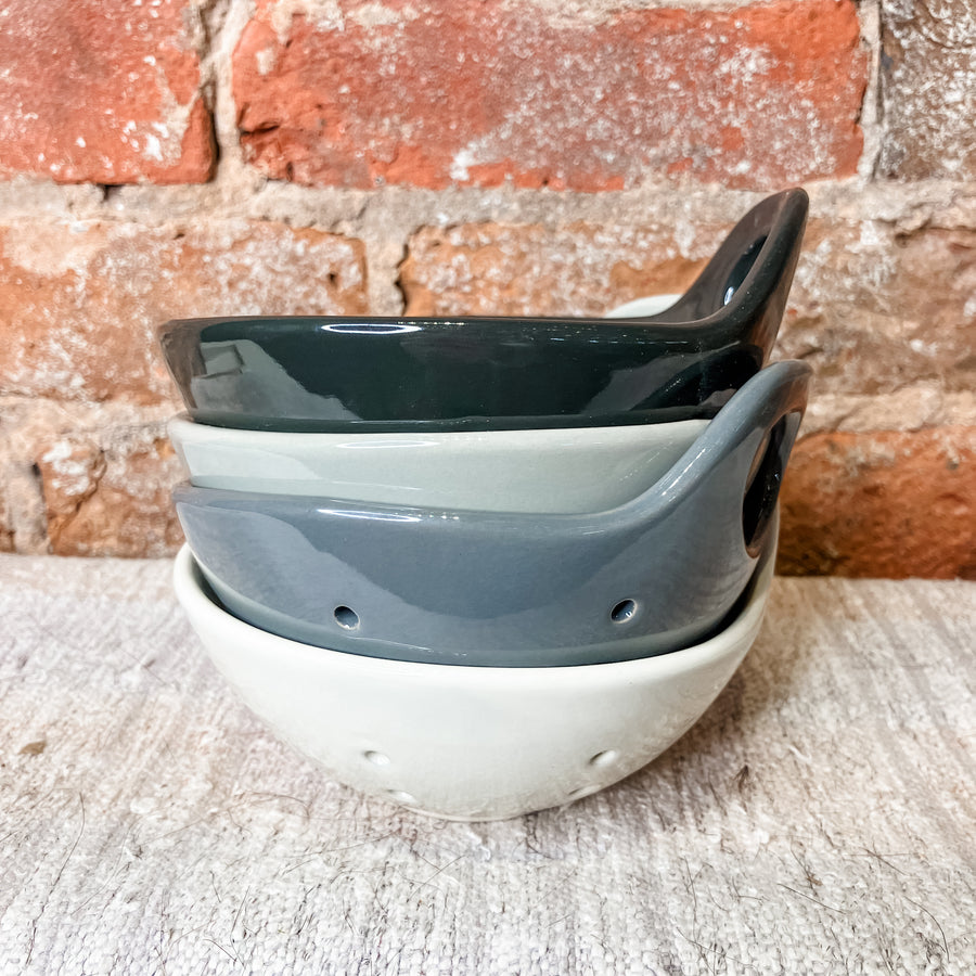 Round Stoneware Berry Bowl w/ Handle 5x3"