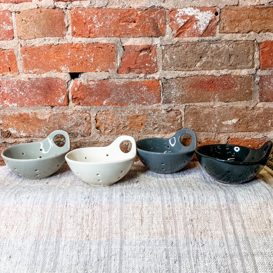 Round Stoneware Berry Bowl w/ Handle 5x3"