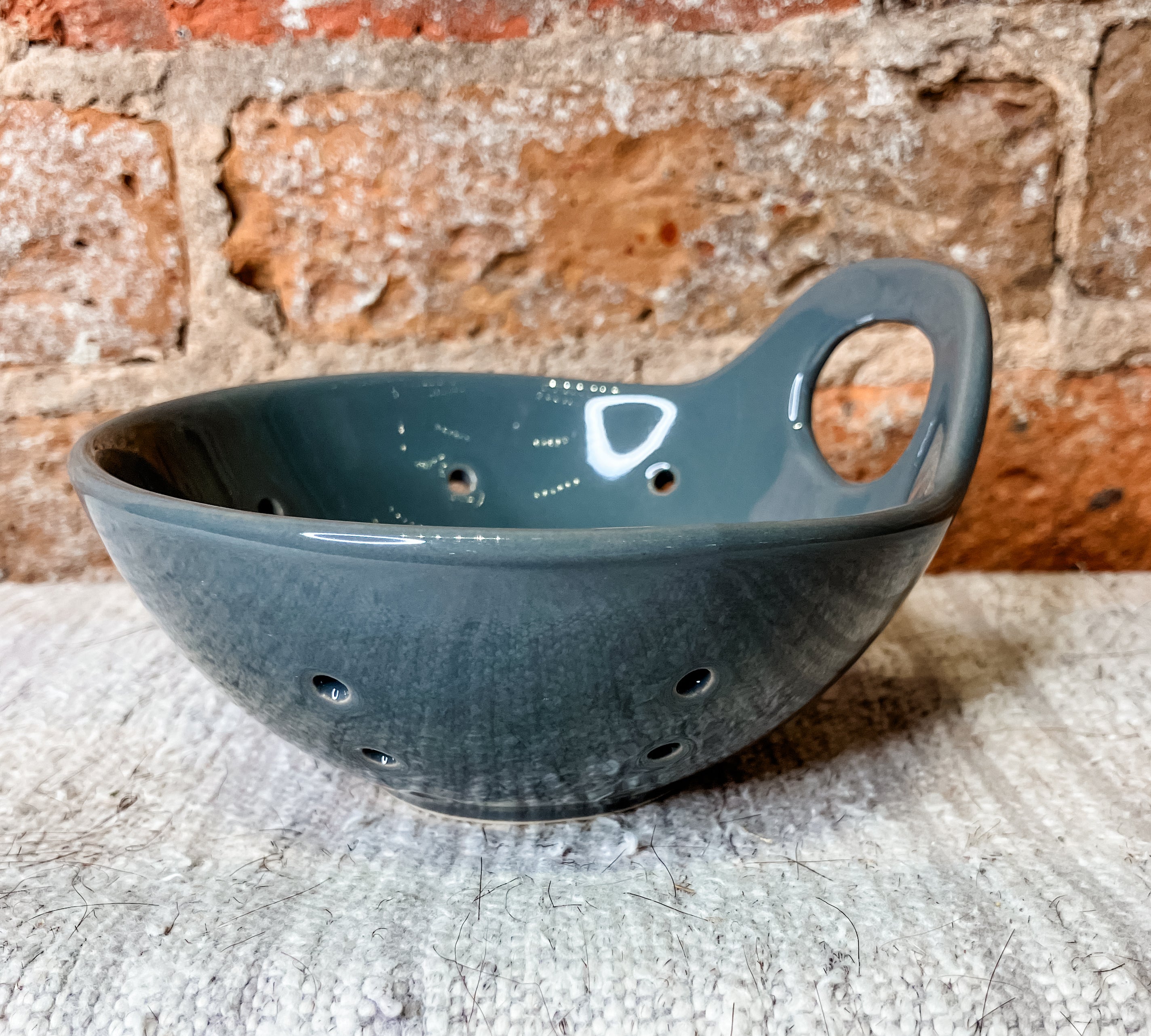 Round Stoneware Berry Bowl w/ Handle 5x3"