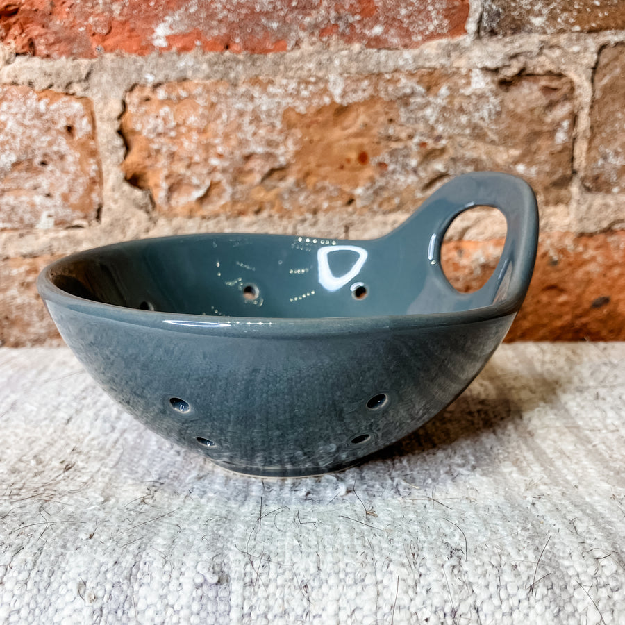 Round Stoneware Berry Bowl w/ Handle 5x3"