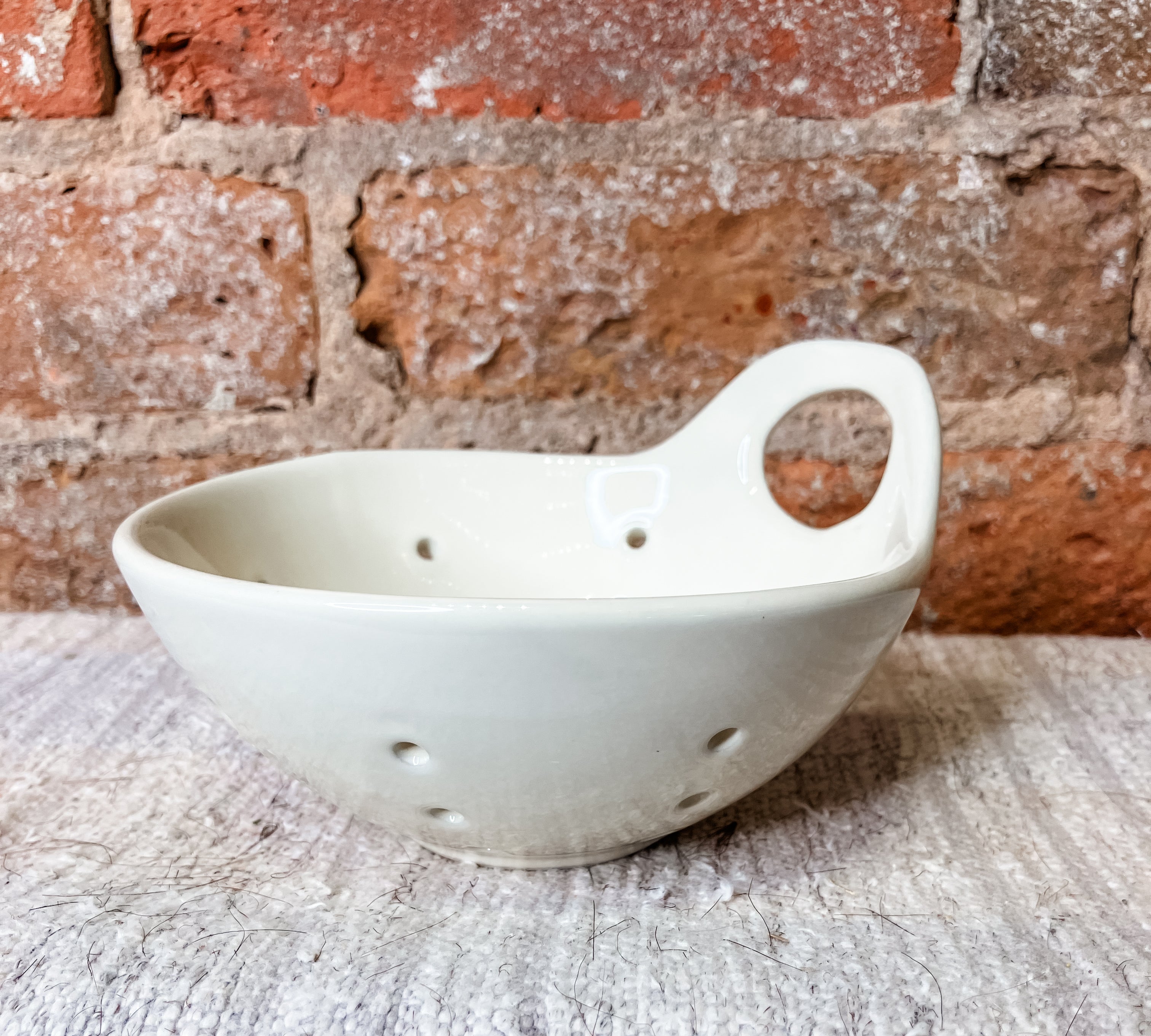 Round Stoneware Berry Bowl w/ Handle 5x3"