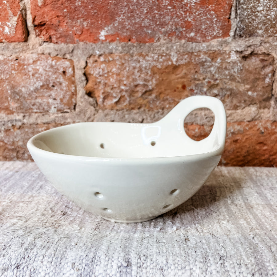 Round Stoneware Berry Bowl w/ Handle 5x3"