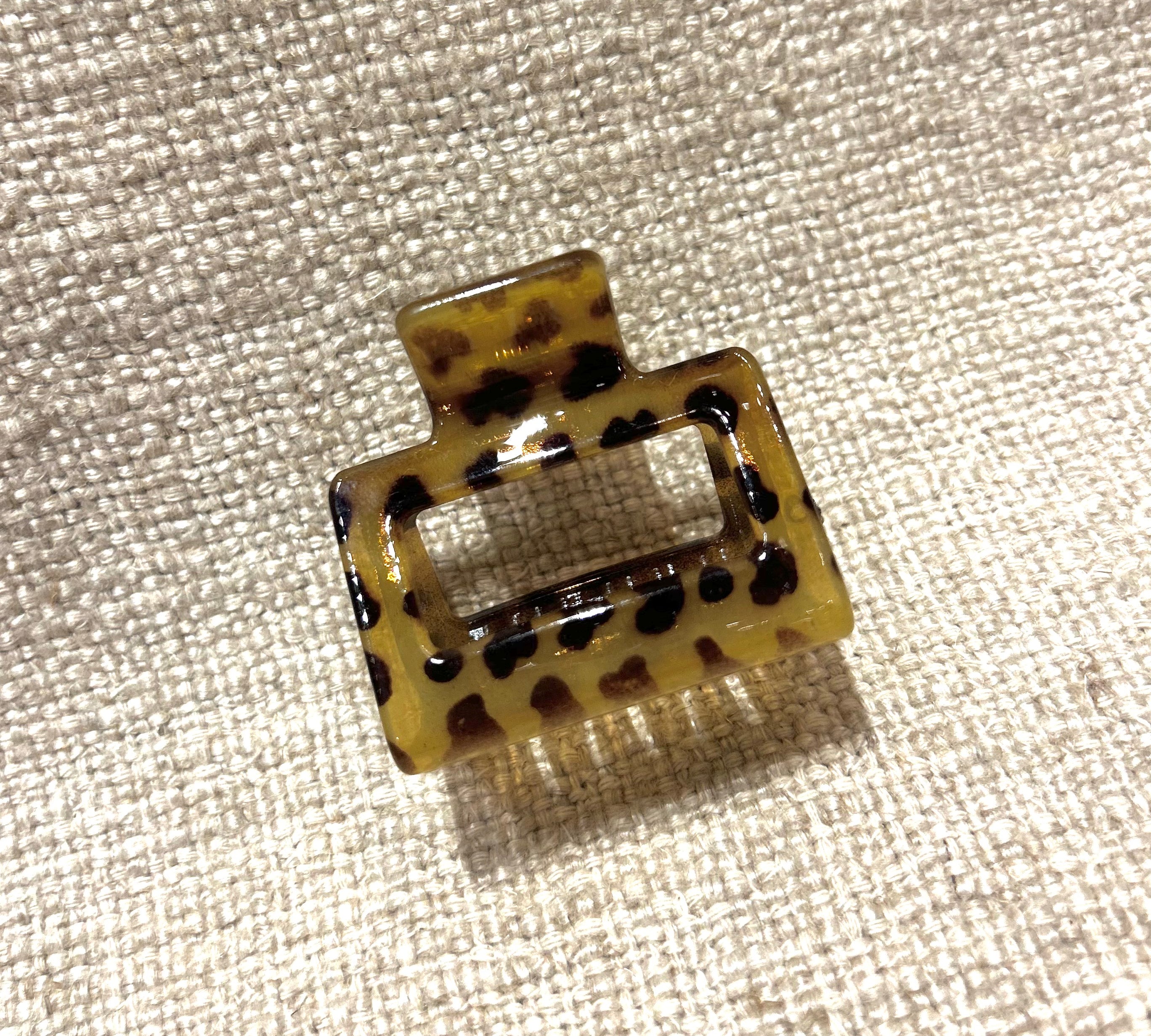 Medium Tortiose Shell Pattern Claw Clip