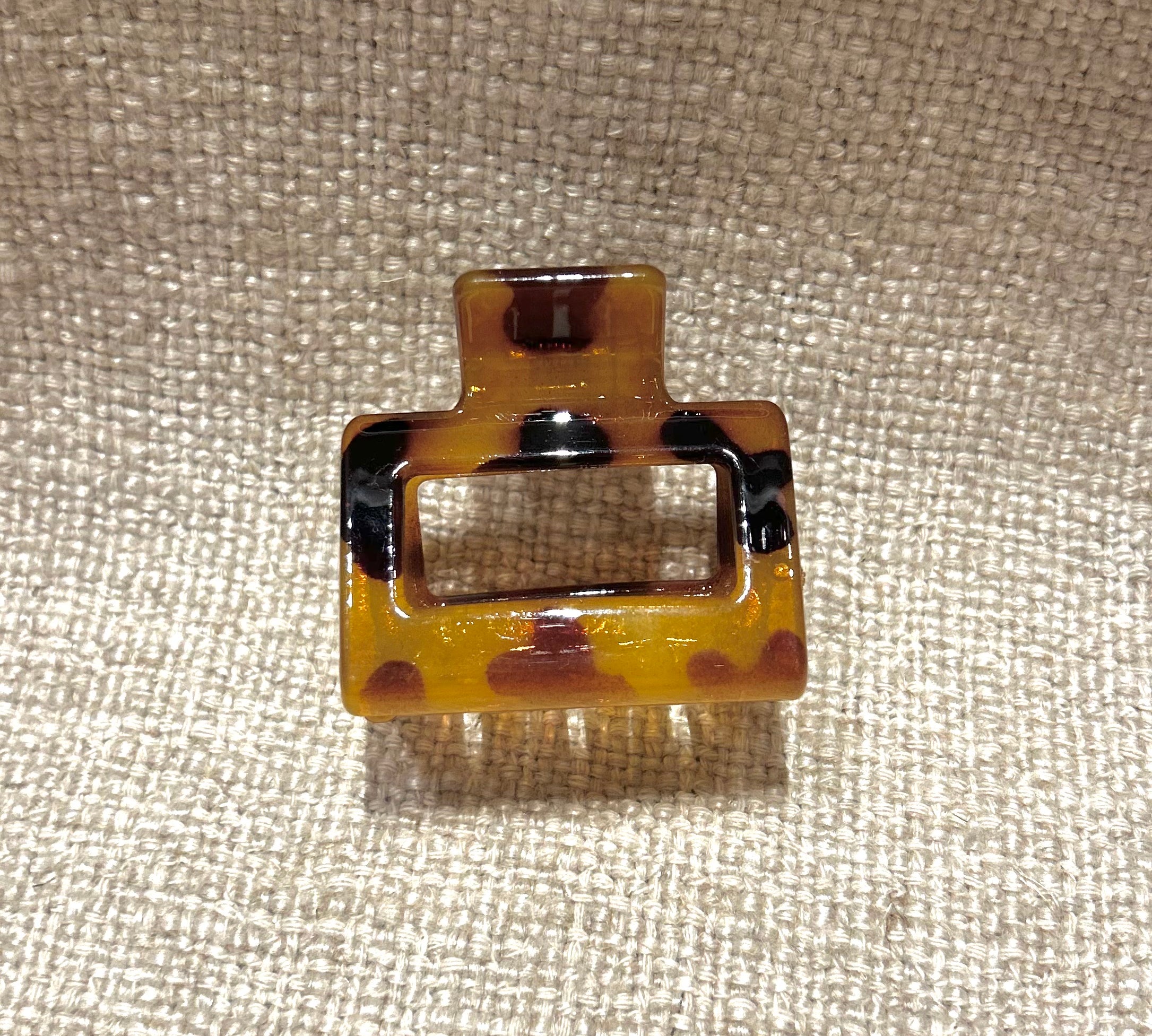 Medium Tortiose Shell Pattern Claw Clip