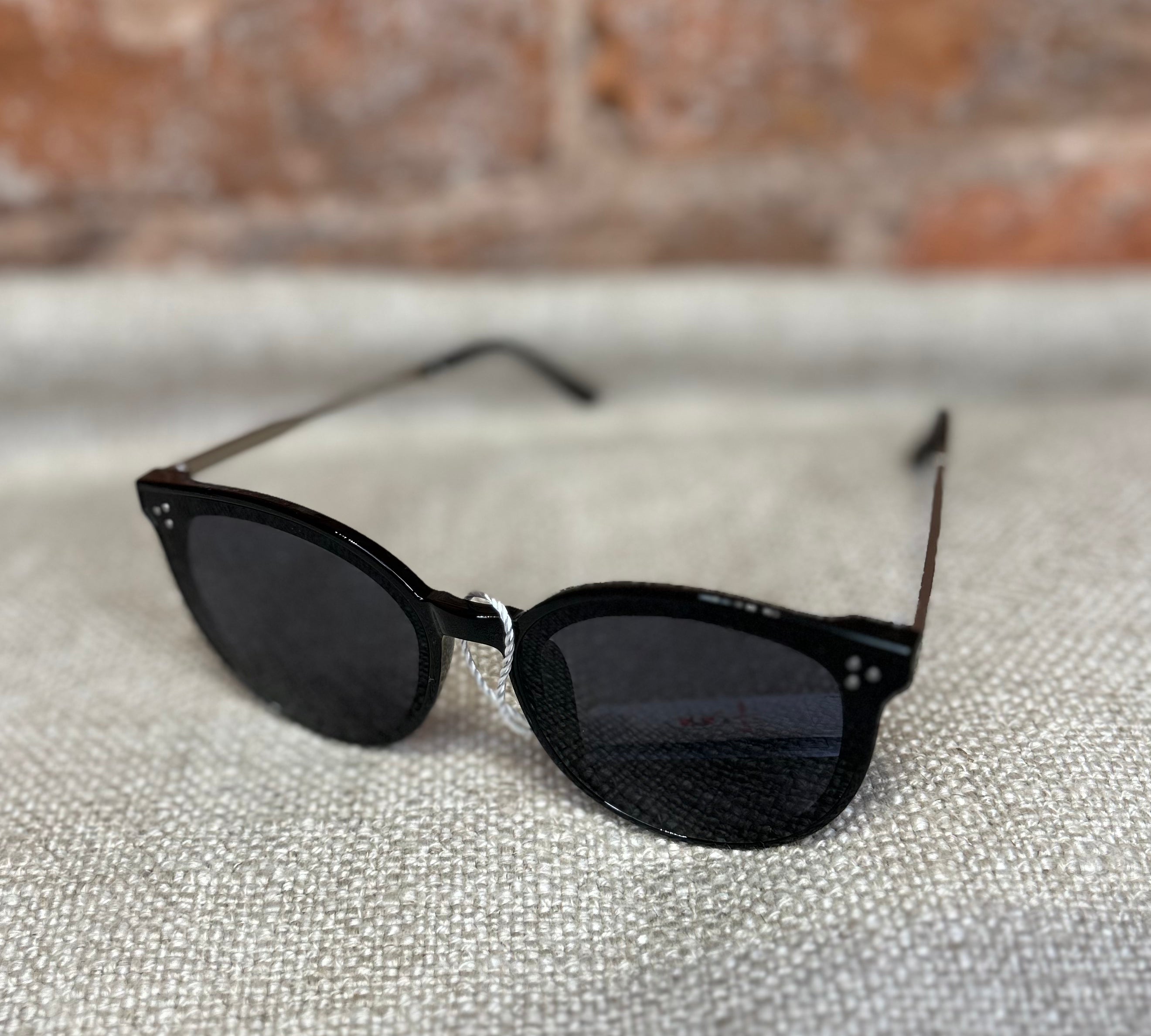 Round Shape Frame Sunglasses w/Metal Stem