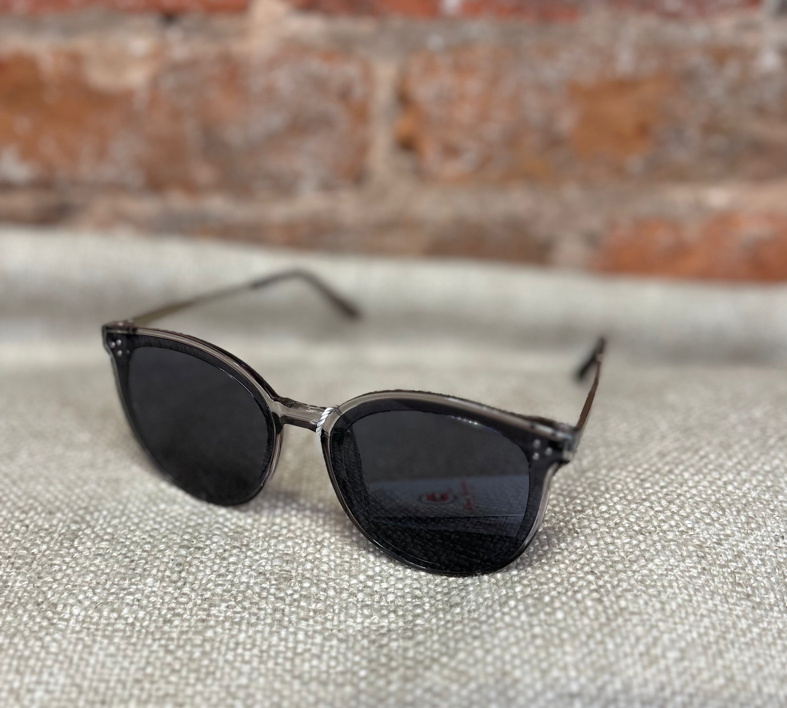 Round Shape Frame Sunglasses w/Metal Stem
