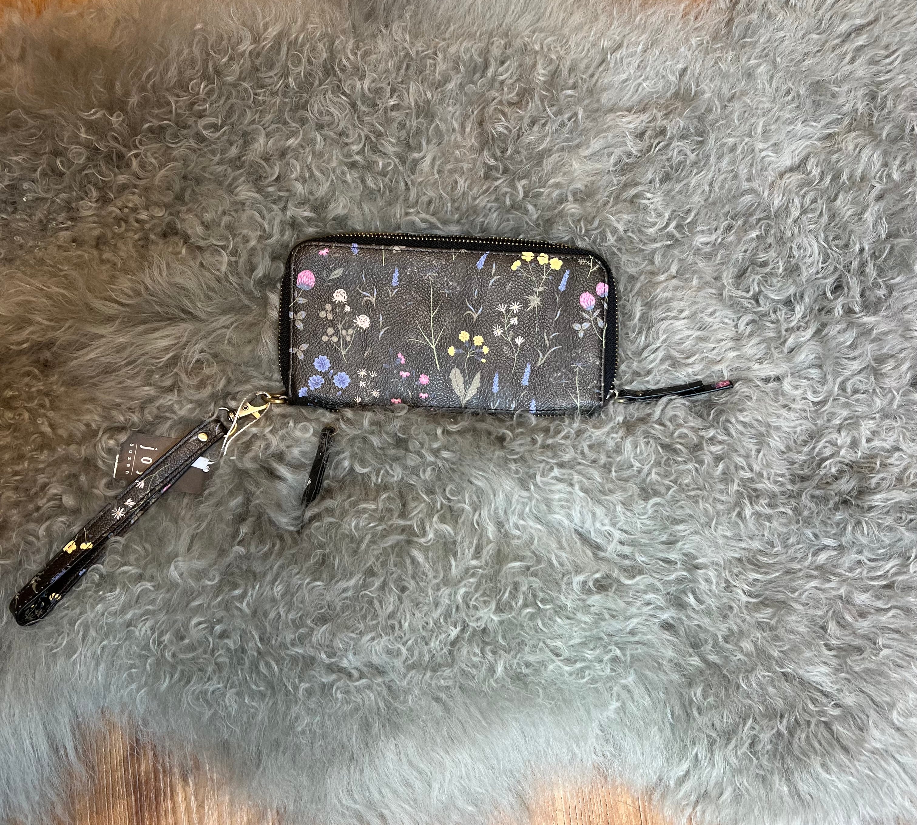 Chloe Zip Around Wallet/Wristlet