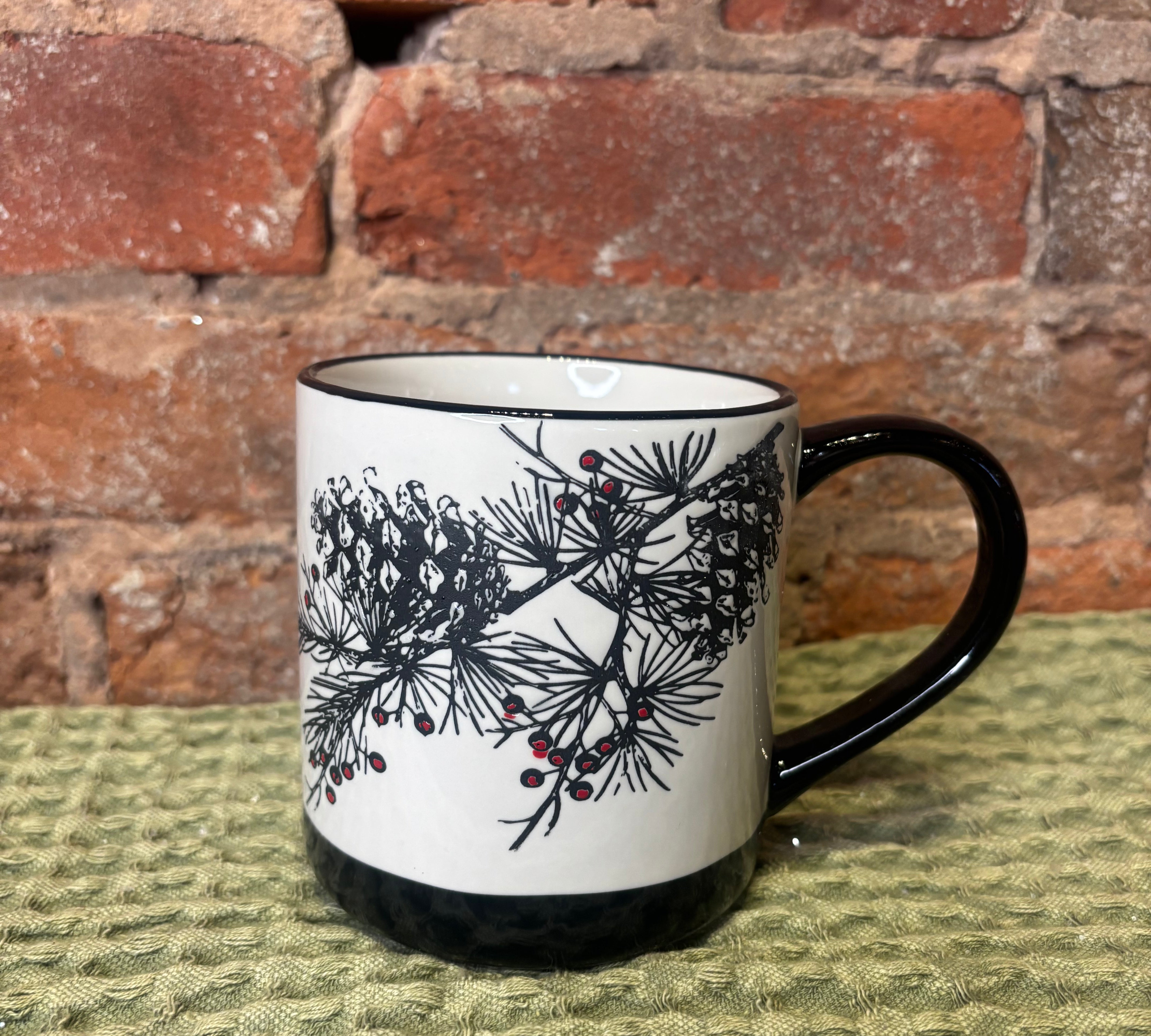 Black Accent Holly/Pine Mug 5"