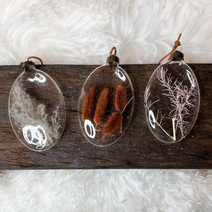 Clear Glass Orn w/ Dried Grasses 5..5”