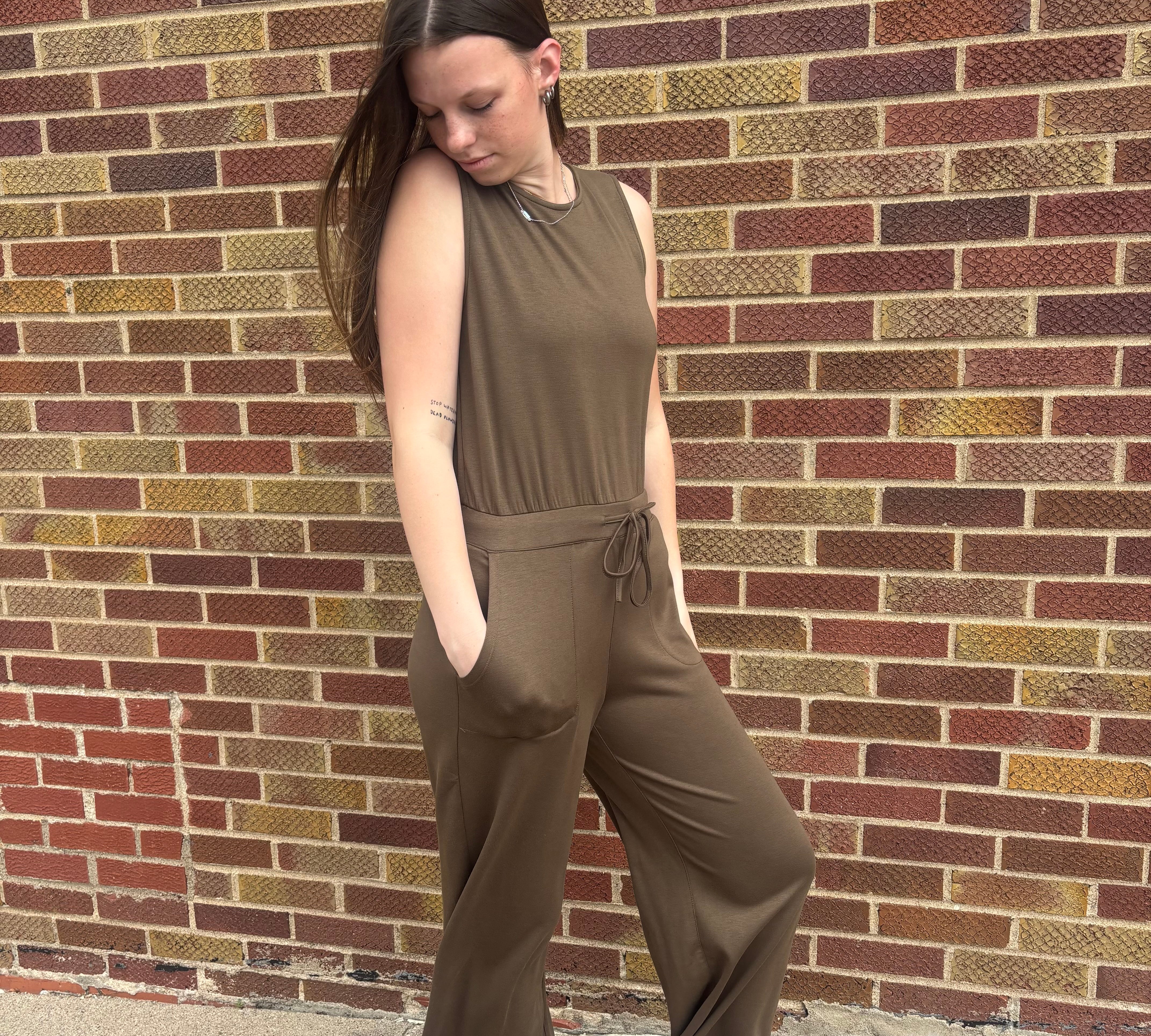 Solid Boat Neck Sleeveless Jumpsuit