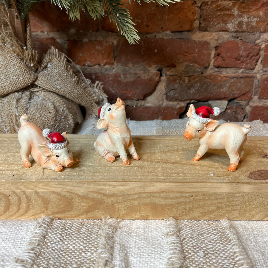 Resin Piglets w/Santa Hat 3”