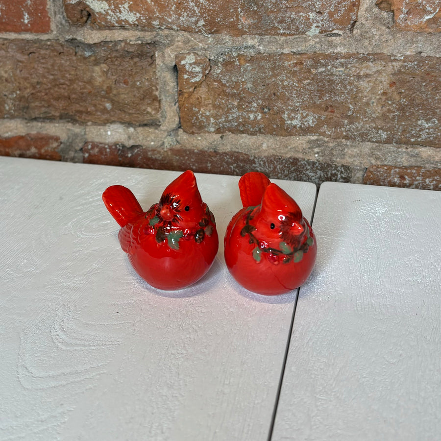 Sitting Shiny Red Cardinal w/Wreath 2.5”