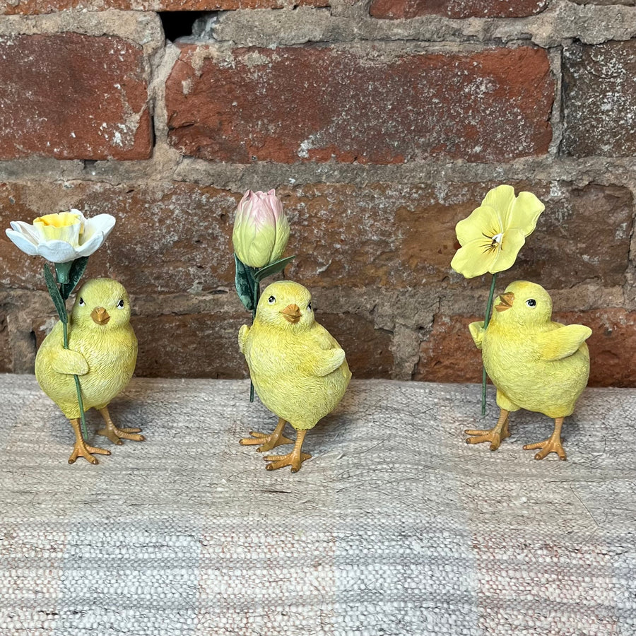 Resin Chick w/Flower 4.5"