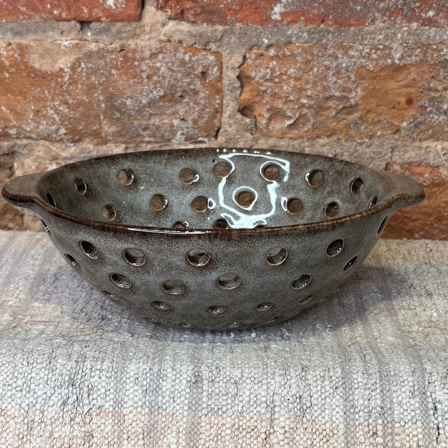 Stoneware Berry Bowl w/Handle 7.75"x5.75"