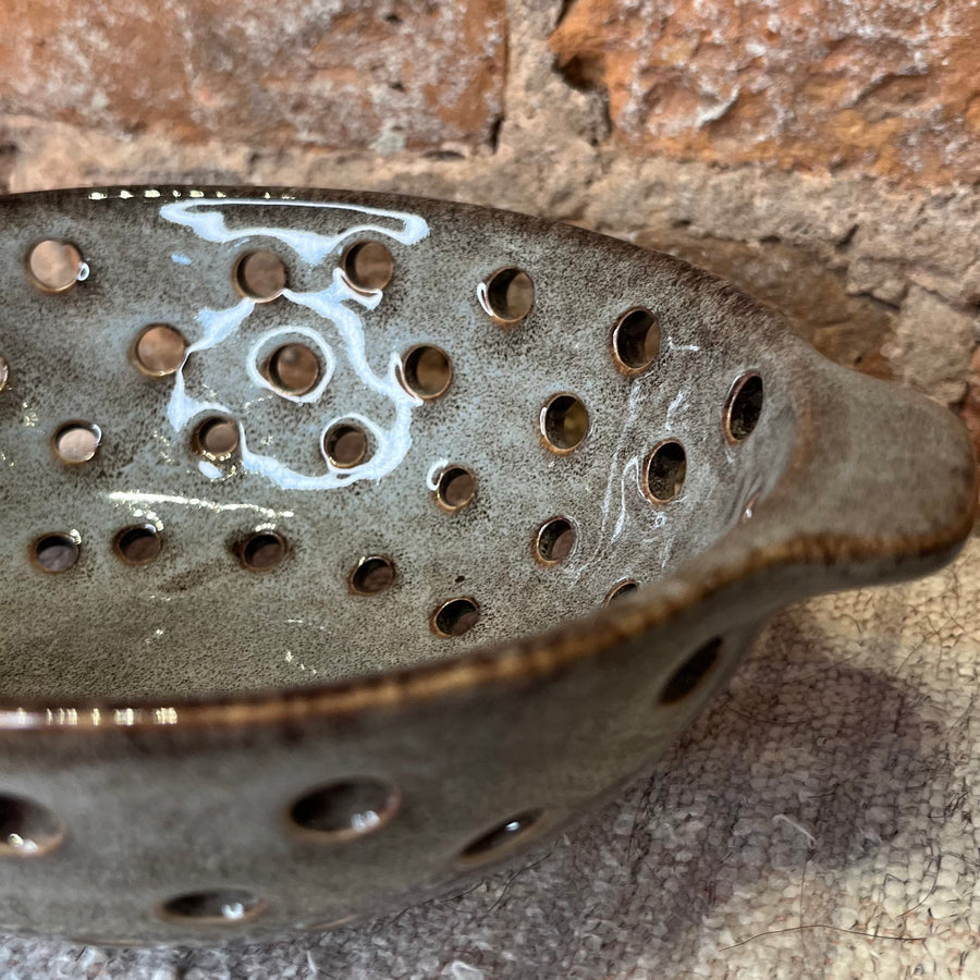 Stoneware Berry Bowl w/Handle 7.75"x5.75"