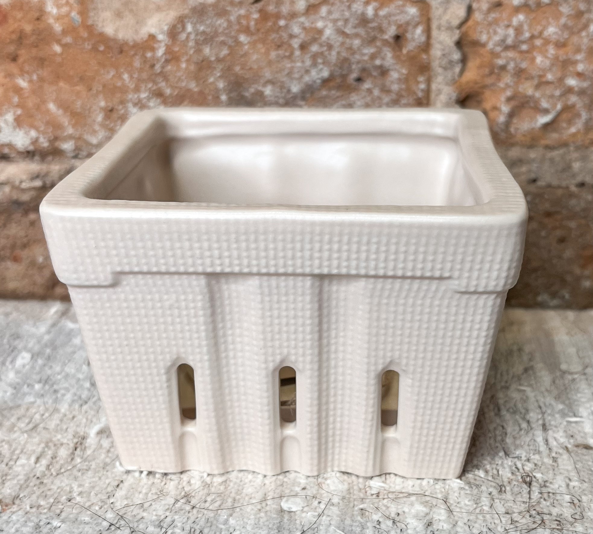 Stoneware Berry Basket 4"