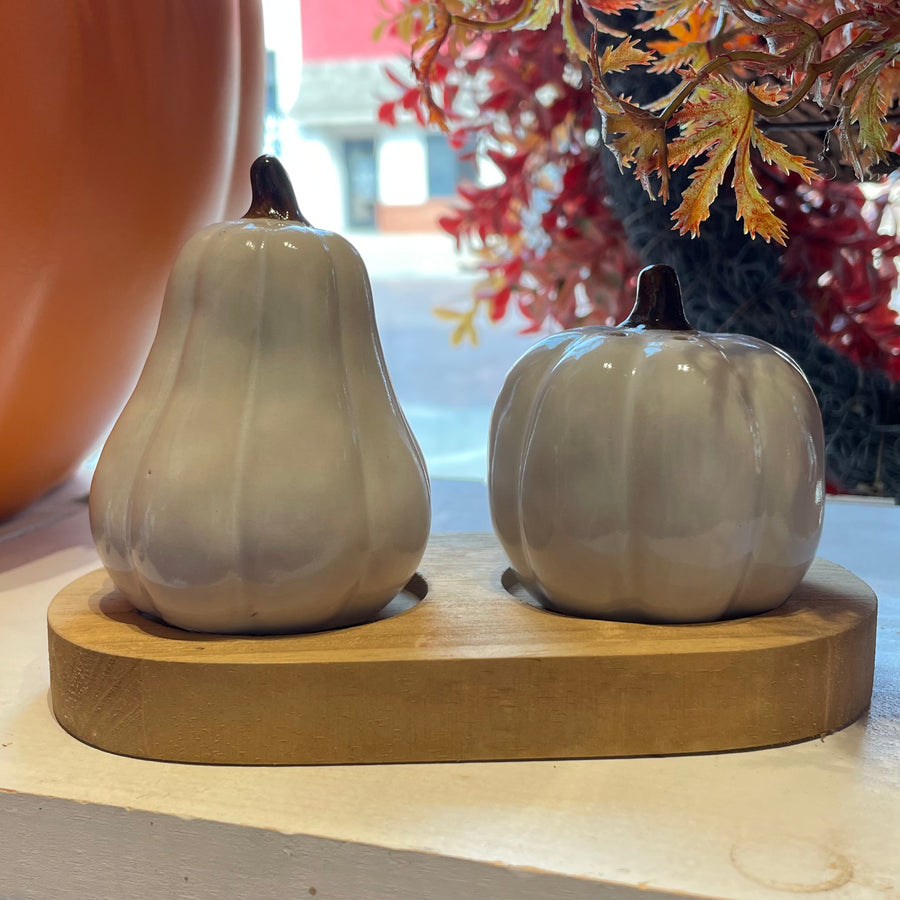 Stoneware Pumpkin Salt & Pepper Shaker w/ Wood Tray 6x3.25”