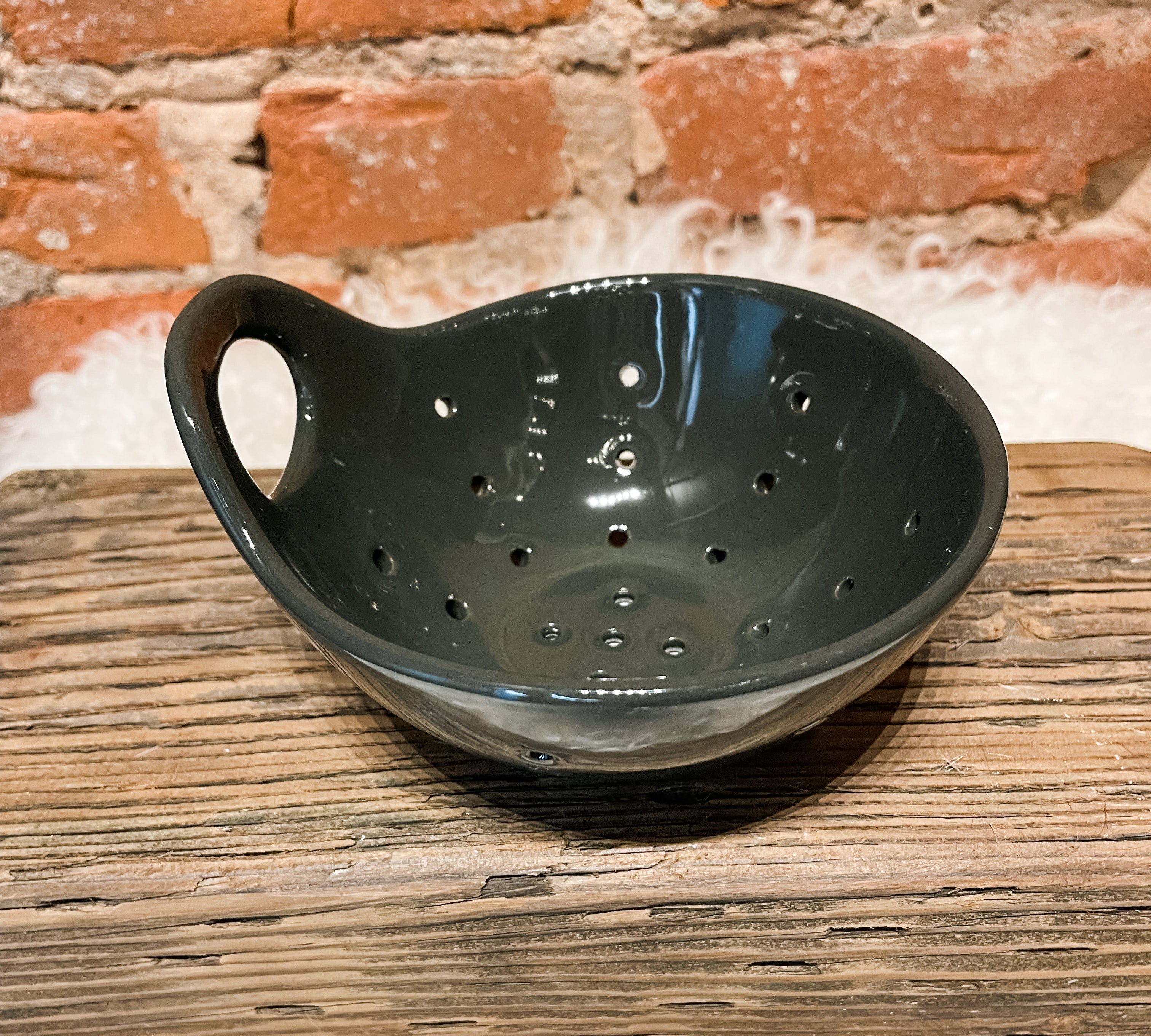 Round Stoneware Berry Bowl w/ Handle 5x3"