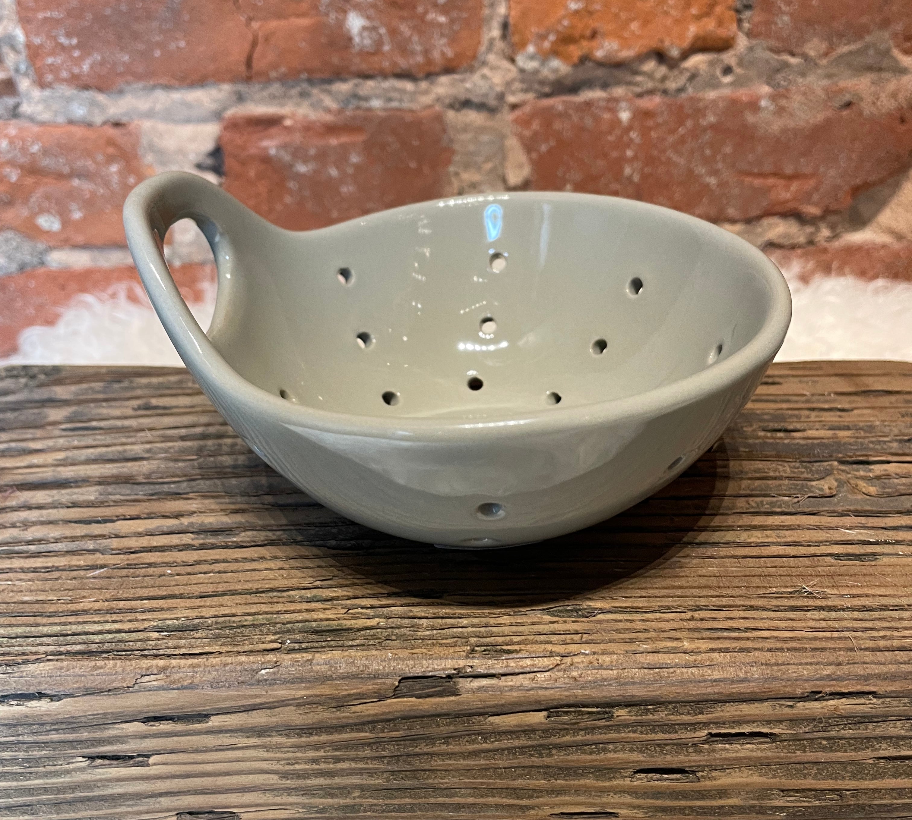 Round Stoneware Berry Bowl w/ Handle 5x3"